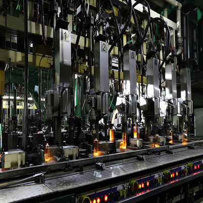 Acheter Ligne de fabrication de bouteilles en verre 100TPD conteneur 380V formant l'équipement fabrication en ligne