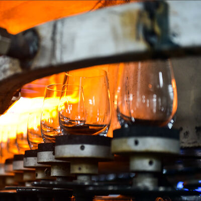 Acheter Chaîne de production en verre de vaisselle complètement automatique 60TPD pour une utilisation quotidienne de gobelet clair fabrication en ligne
